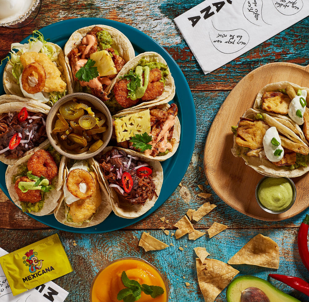 שולחן מלא באוכל מקסיקני